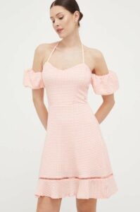 Šaty Guess růžová barva