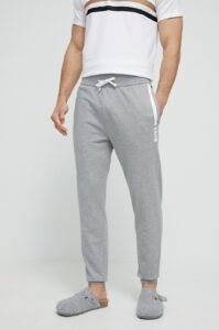 Bavlněné kalhoty BOSS šedá barva
